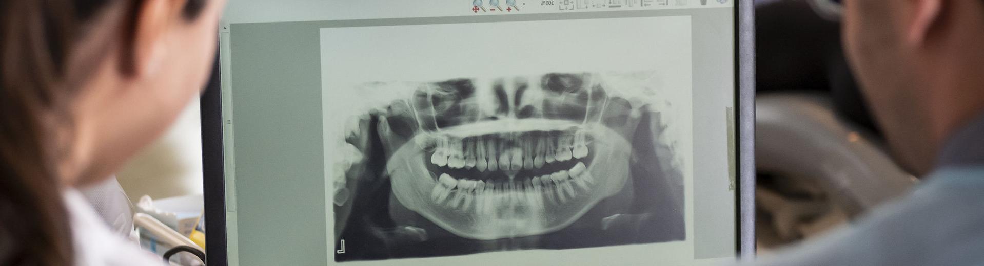 两名牙科学生正在检查牙齿和牙龈的x光片.